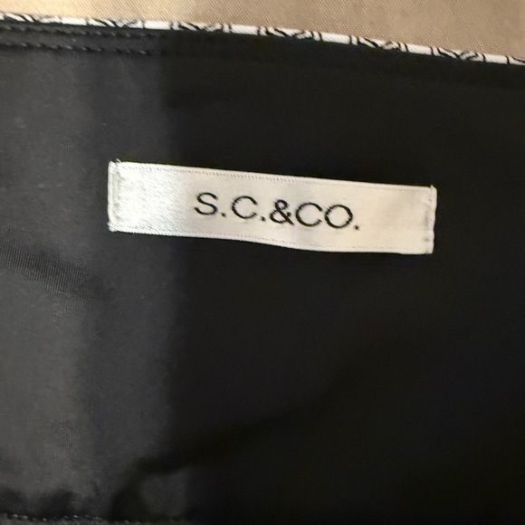 Chic Black and White Geometric Mini Skirt - Picture 4 of 7